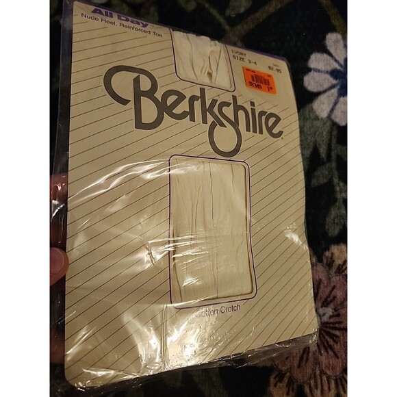 Vintage 80s Berkshire Ivory Control Top ULTRA Sheer Pantyhose Size 3-4 NEW NOS - Picture 4 of 6